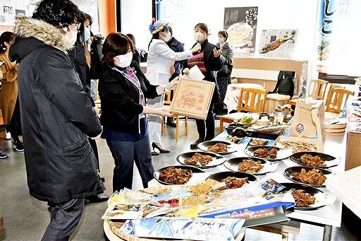 ３月８日の「サバの日」に合わせて始まったキャンペーンのオープニングセレモニー＝３月８日、福井県美浜町坂尻の千鳥苑