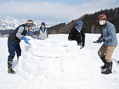 飯山でイグルーづくり　雪の魅力体験