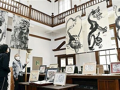 荘厳、レトロ建築と墨絵がコラボ　旧森田銀行で１２点展示