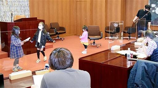 映画「おしょりん」の児玉監督らを前に芝居を披露する子どもたち＝３月１２日、福井県鯖江市のめがね会館