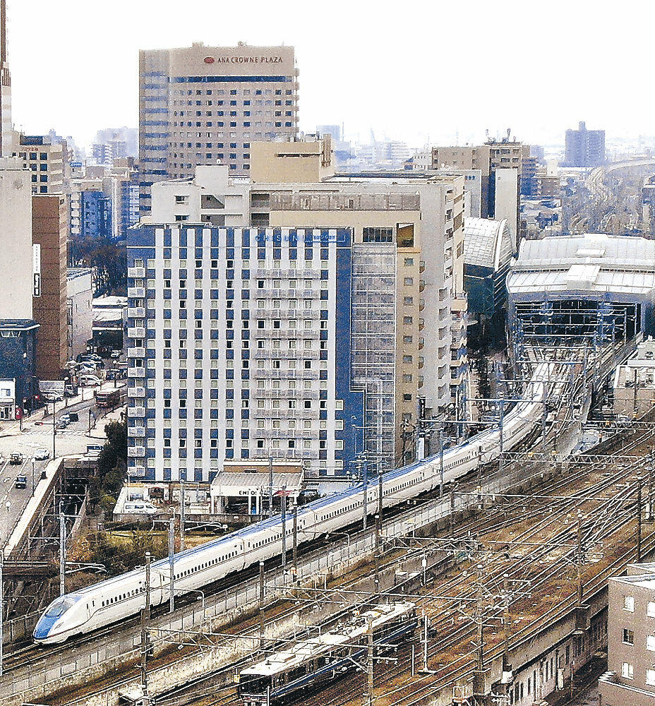 東京に向かう北陸新幹線。金沢開業８年目に入った＝１４日午後１時４０分、金沢市内（小型無人機から）