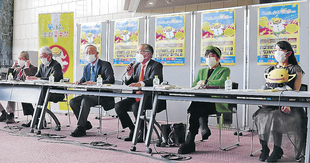 音楽祭の内容について説明する平代表（右から３人目）＝金沢市の石川県立音楽堂