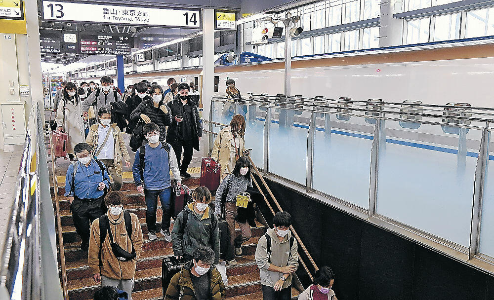 ホームに降りる北陸新幹線の利用客＝１２日、ＪＲ金沢駅