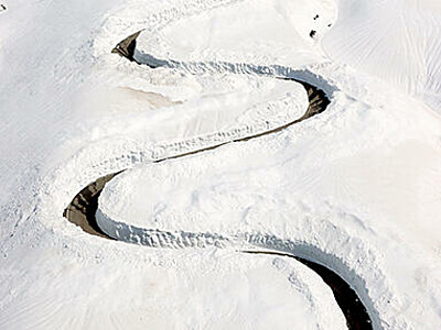 雪原に刻む春の道　立山黒部アルペンルート、除雪急ピッチ