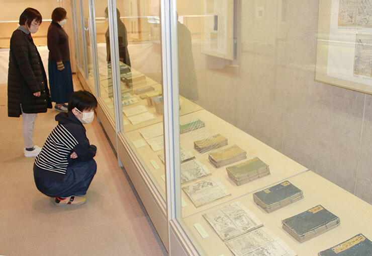 陸田家から寄贈された多様な分野の古書を展示した特別展