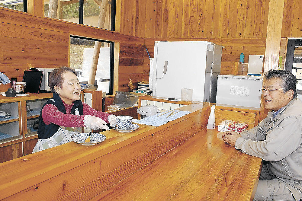 カフェ開設の準備を進める山本さん（左）＝小松市の西俣キャンプ場