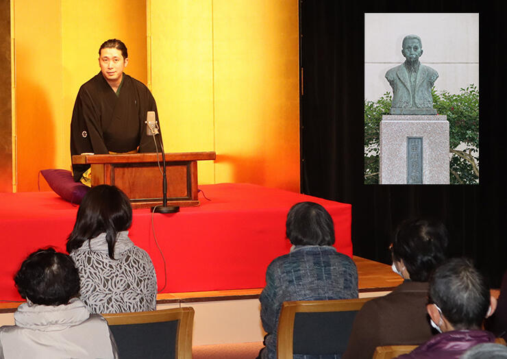 山田の功績を伝える講談を披露する一龍齋さん。右上は黒部川電気記念館に立つ山田の銅像（合成）