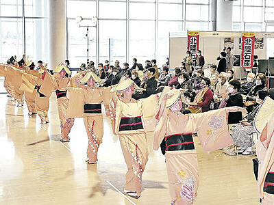 春休み、にぎわう金沢港　春フェスタ２日目　優美な踊り、楽器演奏