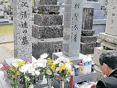 西村賢太さん、師の隣に眠る　七尾・西光寺（石川県）で納骨法要