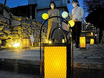 行灯醸す和の風情と夜桜楽しんで　福井市の足羽山愛宕坂に140基
