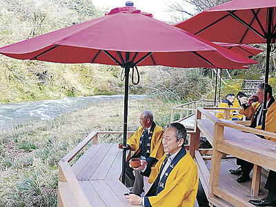 石川県・山中温泉の鶴仙渓、川床で一休み　今季の営業スタート