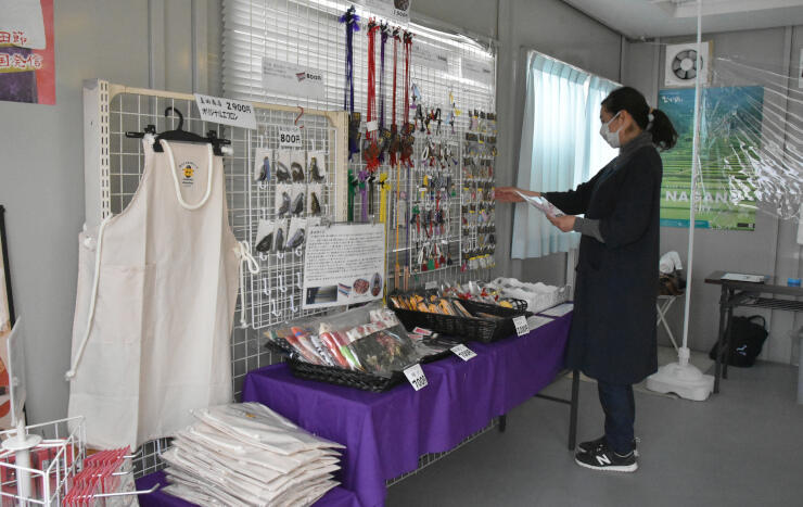 松代地区住民自治協議会が作ったキーホルダーなどが並ぶ「松代真田商店」