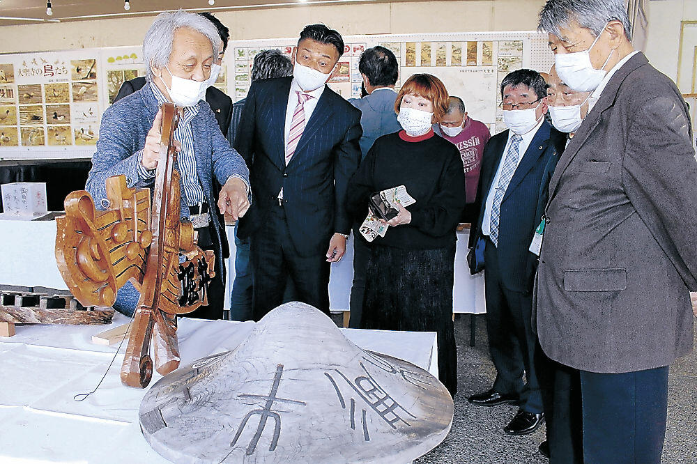井波彫刻を説明する南部代表（左）＝加賀市の歴町センタービル