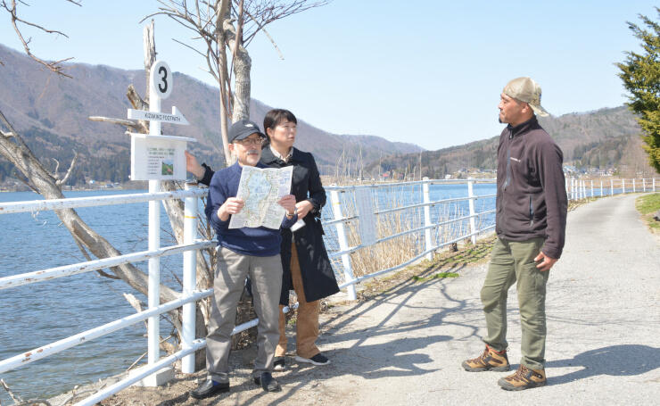 フットパスの看板を設けた場所を確認する「木崎湖プロジェクト」のメンバー