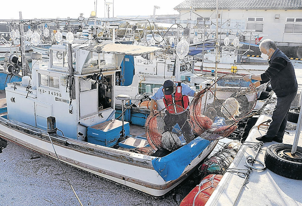 漁具を準備する漁師＝白山市の美川漁港