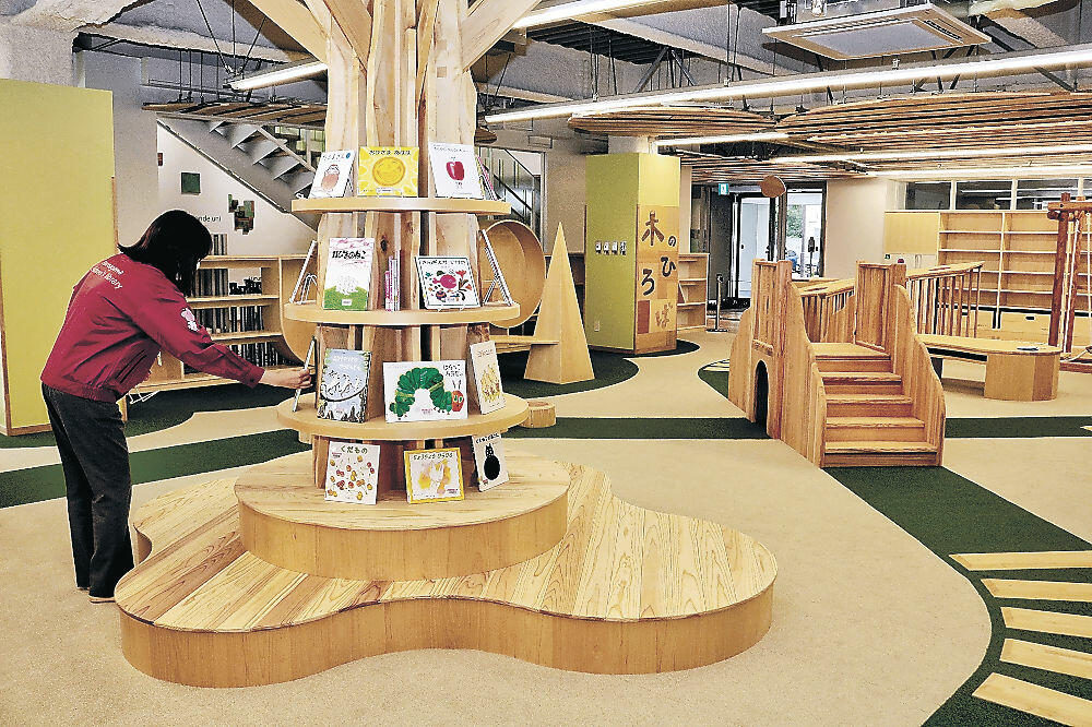 地元の木材がふんだんに使われた「木のひろば」＝金沢市玉川こども図書館