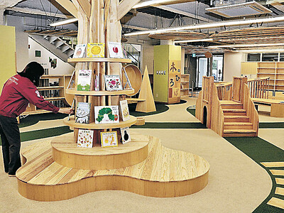 地元木材ふんだんに　金沢市玉川こども図書館が１７日開館　敷地内のイチョウなど遊具や机に活用