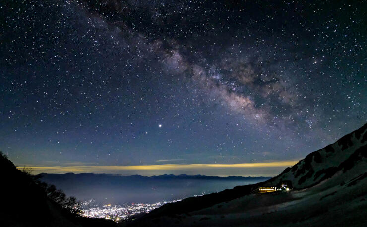 千畳敷カールから見える星空と駒ケ根市街の夜景（中央アルプス観光提供）
