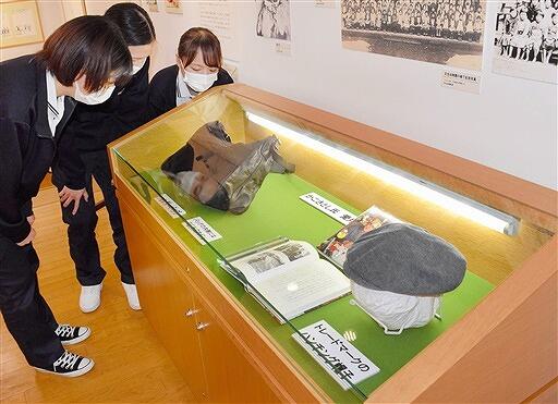 加古さんが愛用していたハンチング帽とショルダーバッグ＝福井県越前市かこさとしふるさと絵本館