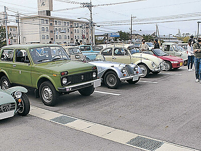 懐かしの名車、石川県千里浜に集合　クラシックカーミーティングに１２０台