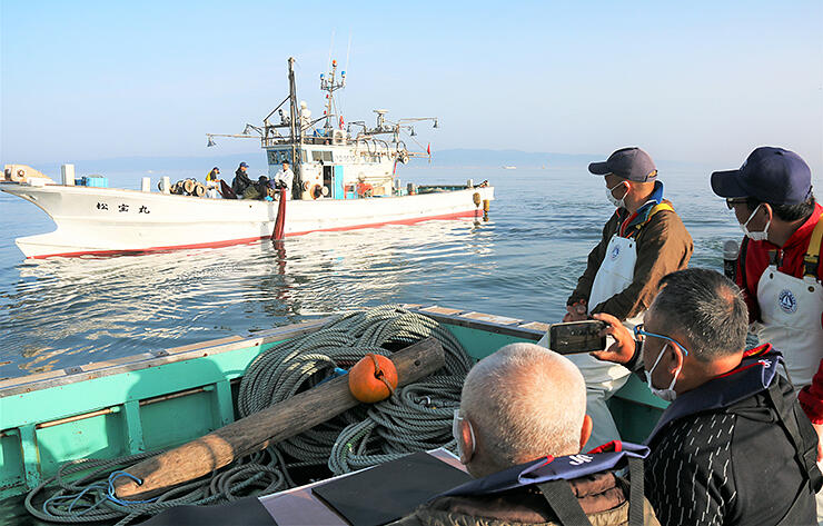 シロエビ漁の様子を観光船から見学する参加者