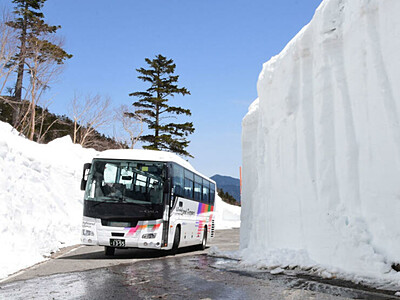 迫力満点、そそり立つ雪壁　乗鞍岳春山バス２９日運行開始