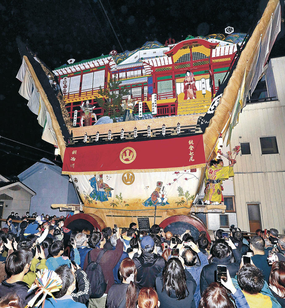 ３年ぶりのでか山巡行に多くの人が訪れた青柏祭＝３日午後８時４０分、七尾市鍛冶町