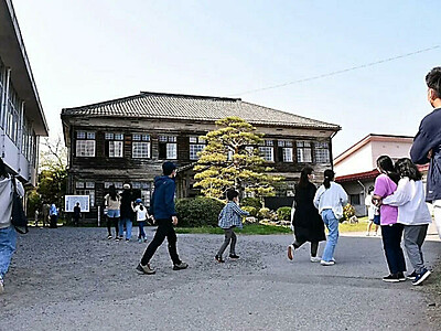 ドラマ効果、一般公開に延べ４０１５人　佐久の旧大沢小学校