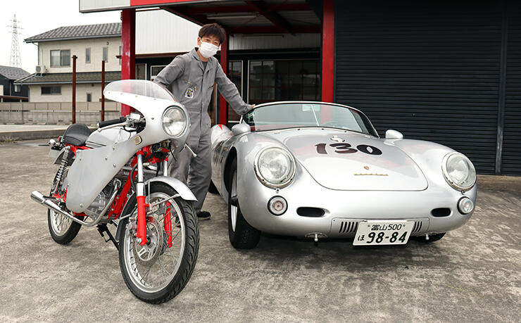 当日出展予定の車とバイクを紹介する田中一夫さん