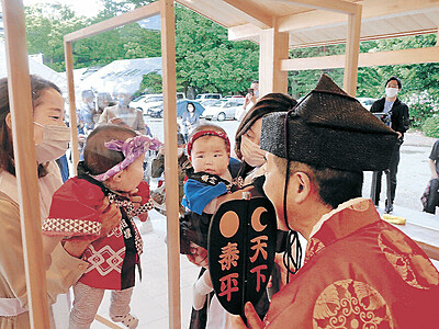 アクリル板越しに「取組」　石川護国神社でコロナ下の泣き相撲　３年ぶり、赤ちゃん68人が土俵に