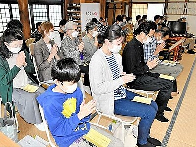 敦賀６寺を巡って「体験」　本勝寺で３０人読経、平和願う