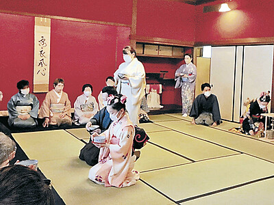 和の装いで茶会楽しむ　石川県和装振興会が初開催