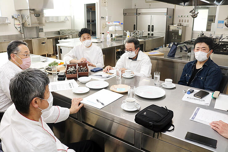 「新富山料理」の考案へ打ち合わせする５人の料理人