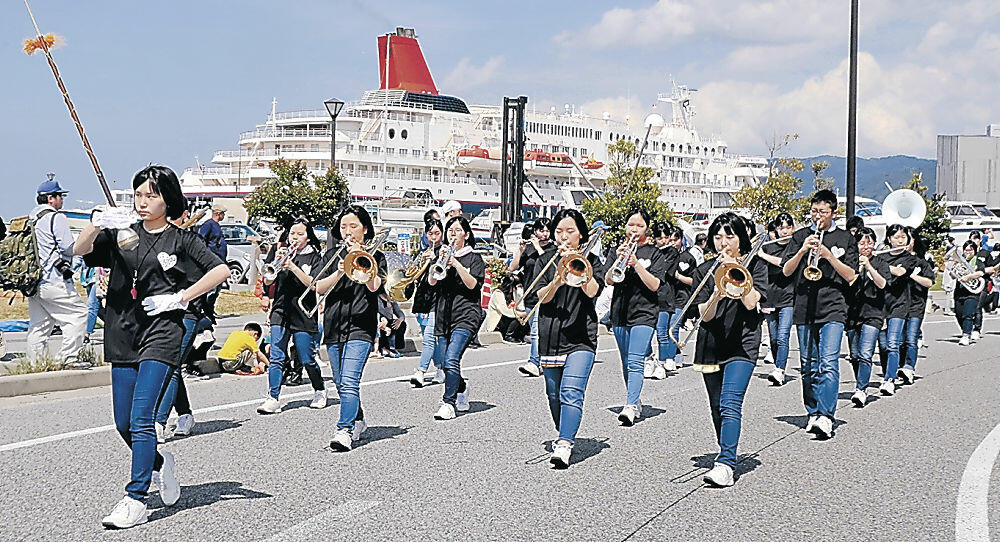 沿道の観客を楽しませる倭の島交流大パレード＝２０１９年、輪島市マリンタウン