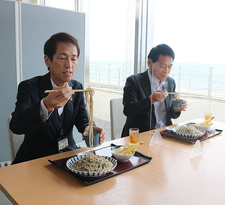 そばの新メニューを試食する水野市長（左）と柿沢副市長