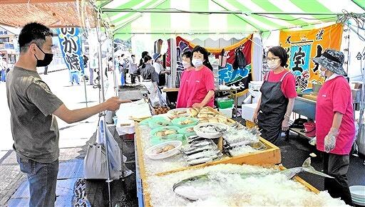 鮮魚の販売や多彩なイベントが行われた「こしのさかなまつり」＝２９日、福井市の茱崎漁港