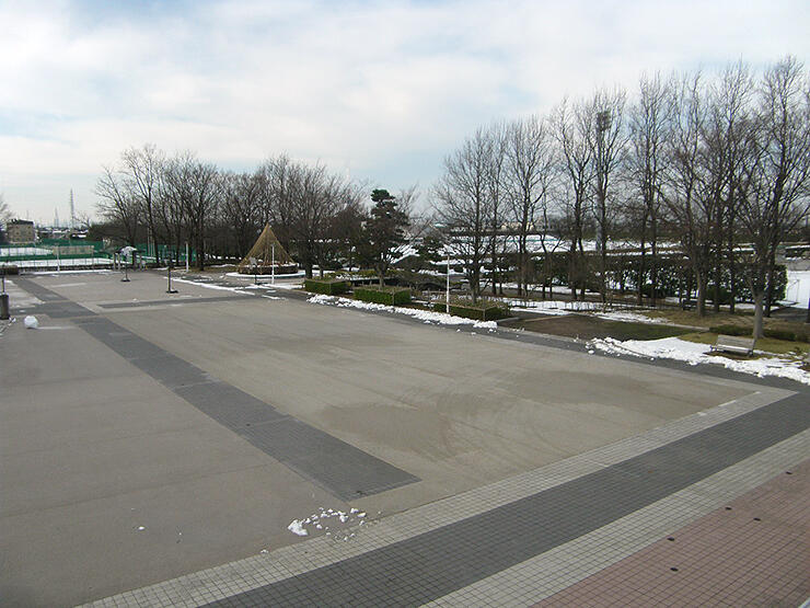 県が１０月にスケートボード専用のコーナーを設ける中央広場＝岩瀬スポーツ公園