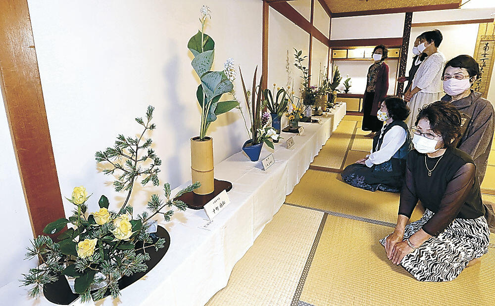 初夏の風情を漂わせる生け花に見入る参拝者＝金沢市の金澤神社