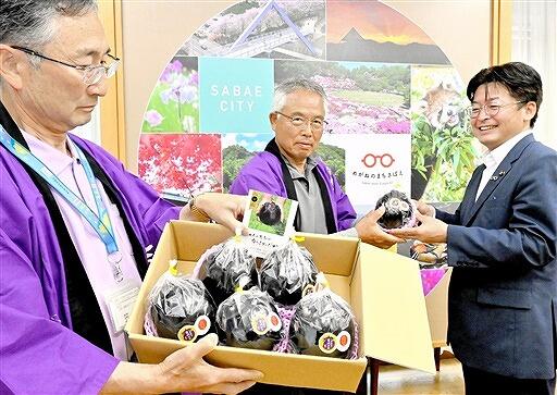 佐々木市長（右）に吉川ナスの初物を手渡す会長（中央）ら＝６月３日、福井県鯖江市役所