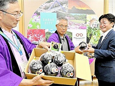 初物「吉川ナス」丸々　福井県鯖江市の伝統野菜、生産者が市長に贈呈