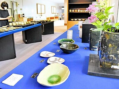 普段使いの越前焼ずらり　越前町の福井県陶芸館で「暮らしが豊かになる日々のうつわ展」