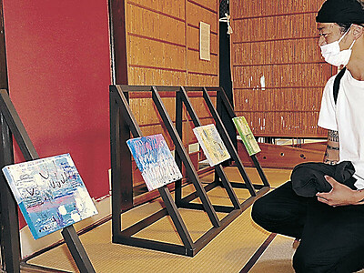 躍動的な抽象画展示　金沢・崇禅寺