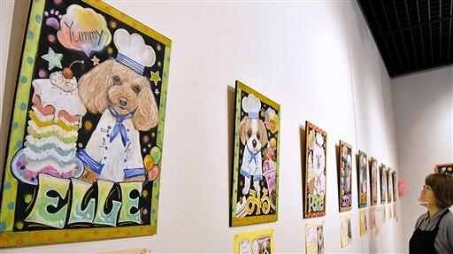 ＳＮＳで募った写真を基に、ペットの犬や猫を愛らしく描いた吉崎さんの作品展＝６月２２日、福井県鯖江市まなべの館