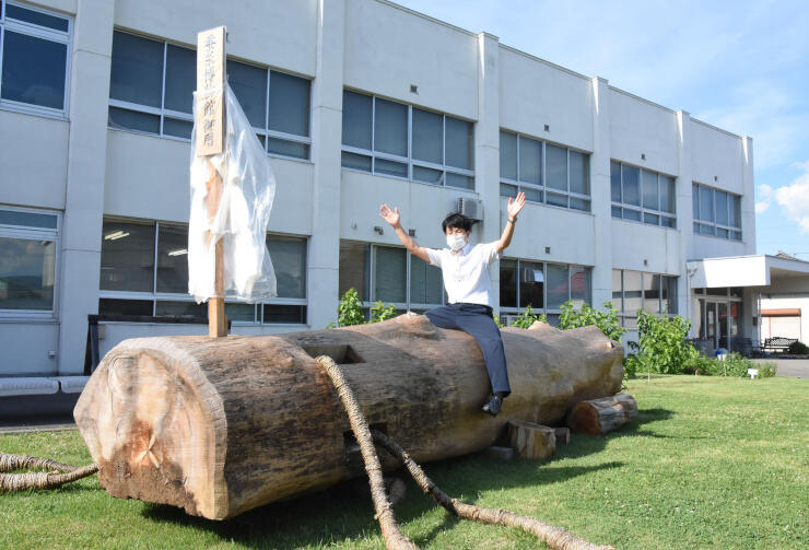 岡谷市の岡谷蚕糸博物館で展示している練習用だった柱。直径１メートル余で本物さながらの太さだ