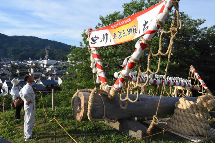 木落し公園（茅野市）に設置された模擬御柱。メドデコが付けられ、綱も飾られている