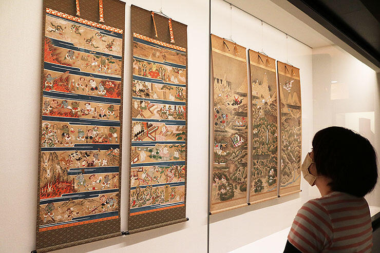 セットで譲り受けた地獄極楽図（左）と専称寺本を並べた常設展＝立山博物館