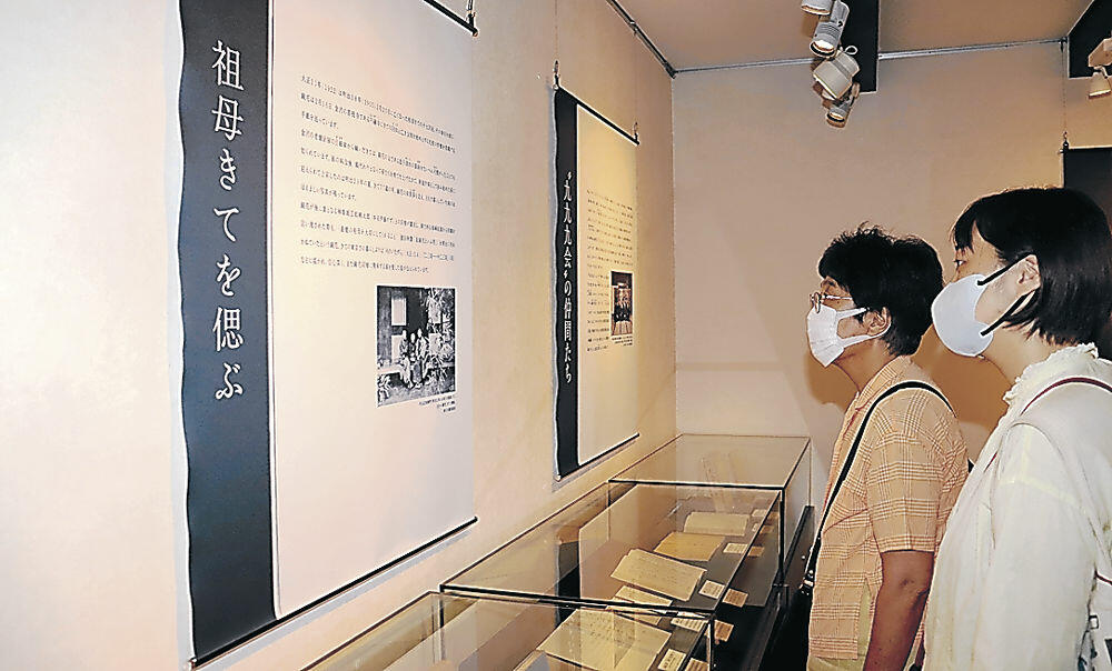 １００年前の鏡花に関する展示品を眺める来場者＝金沢市の泉鏡花記念館