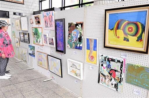 小浜とゾウをテーマにした作品展＝７月１１日、福井県小浜市役所