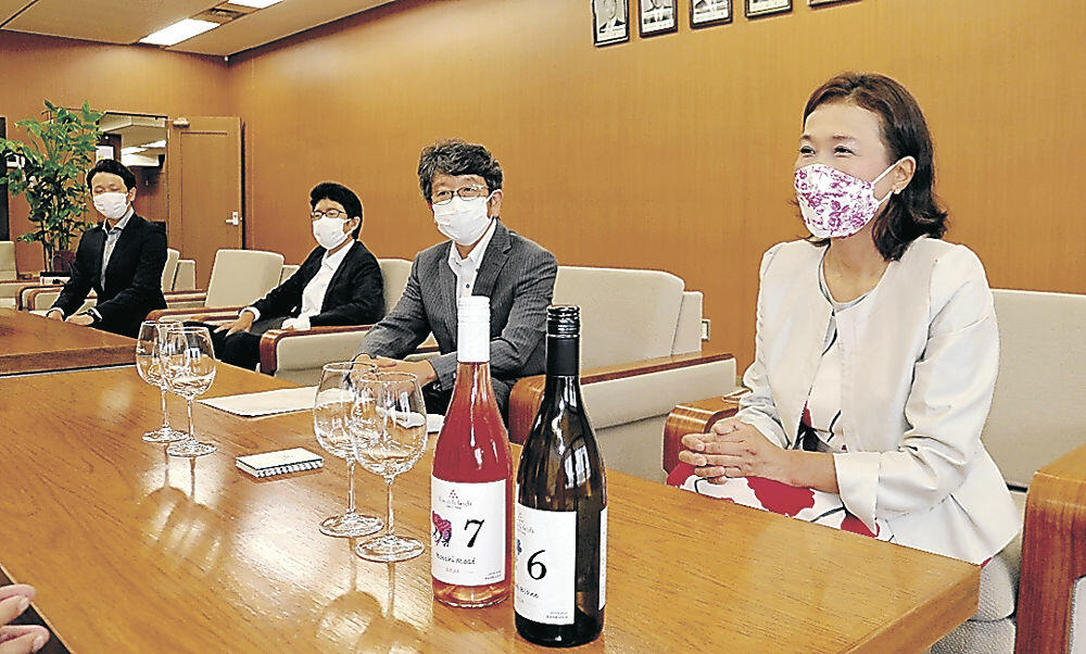 オール金沢産のワインを紹介する本多代表（右）＝金沢市役所