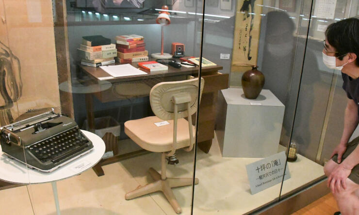 軽井沢の別荘でキーンさんが使用したタイプライター（手前）や机が並ぶ企画展